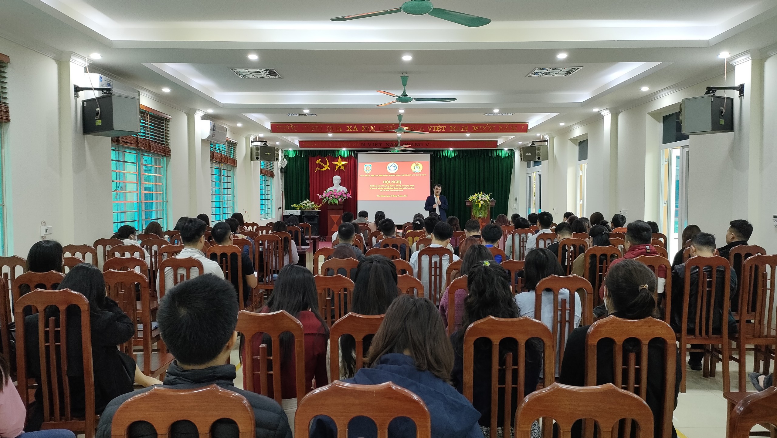 Hội nghị tuyên truyền, phổ biến về phòng, chống tội phạm, tệ nạn xã hội tại các Khu công nghiệp trên địa bàn tỉnh Bắc Giang|https://bqlkcn.bacgiang.gov.vn/chi-tiet-tin-tuc/-/asset_publisher/xme8LCPEx4VA/content/hoi-nghi-tuyen-truyen-pho-bien-ve-phong-chong-toi-pham-te-nan-xa-hoi-tai-cac-khu-cong-nghiep-tren-ia-ban-tinh-bac-giang