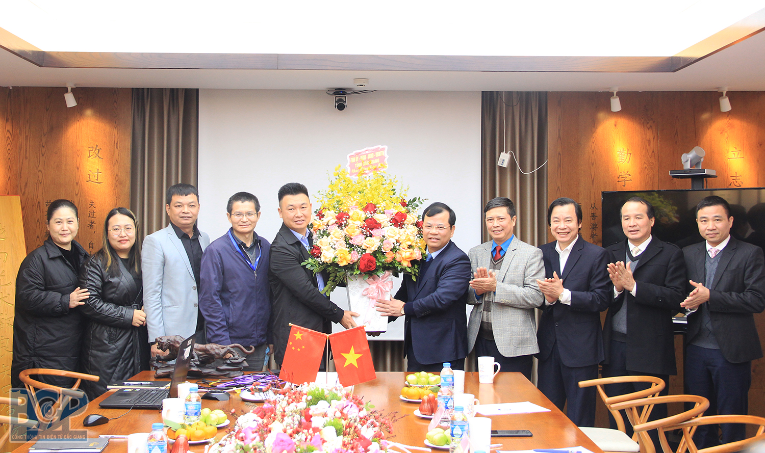 Phó Chủ tịch UBND tỉnh Phan Thế Tuấn thăm, kiểm tra sản xuất tại Công ty TNHH Vina Solar Technology