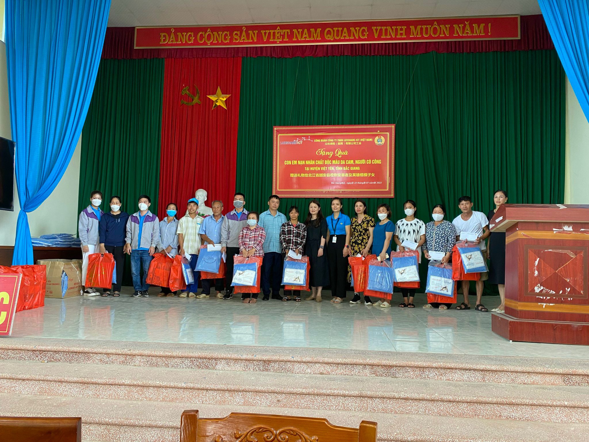 Công đoàn Luxshare-Ict (Việt Nam): Trao tặng quà con em nạn nhân chất độc màu da cam, người có...
