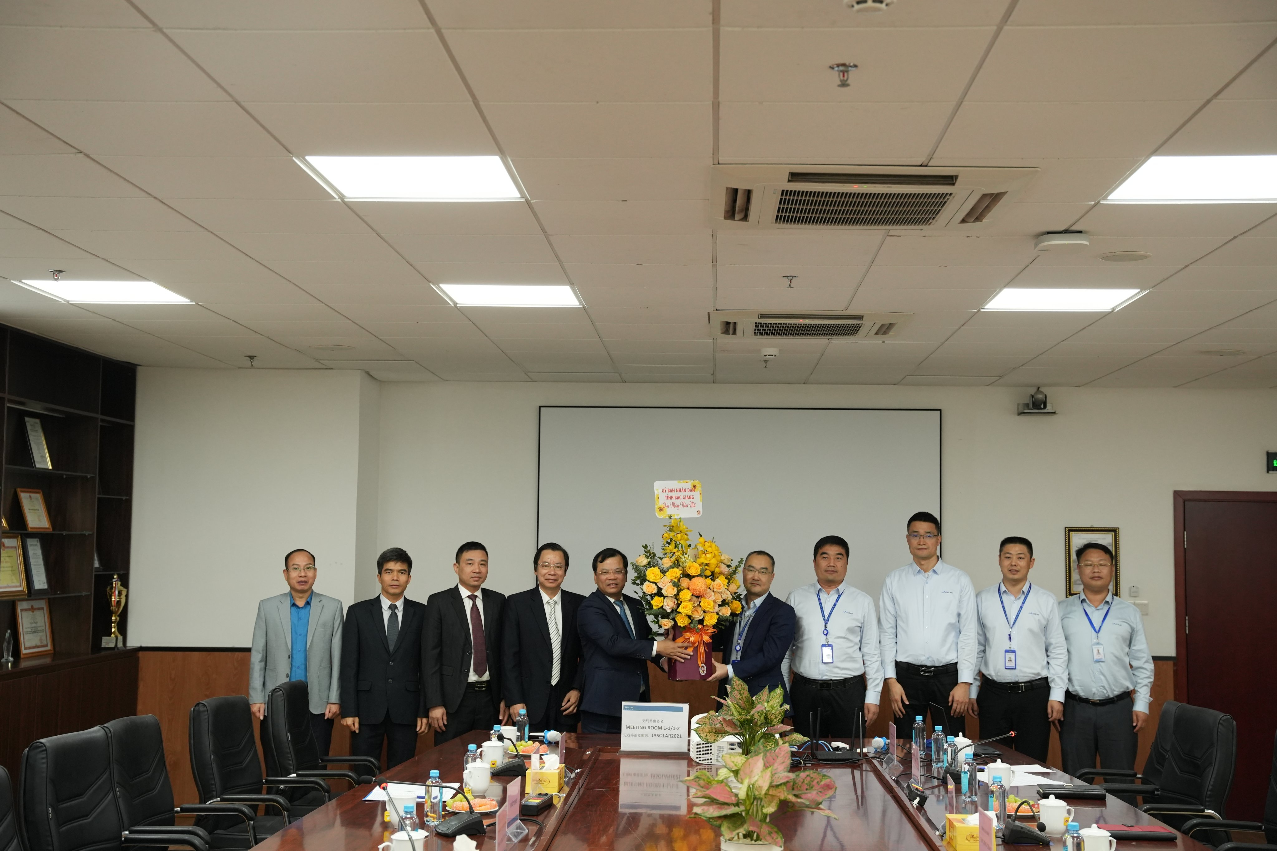 Phó Chủ tịch UBND tỉnh Phan Thế Tuấn thăm, chúc Tết một số doanh nghiệp FDI trong các khu công...
