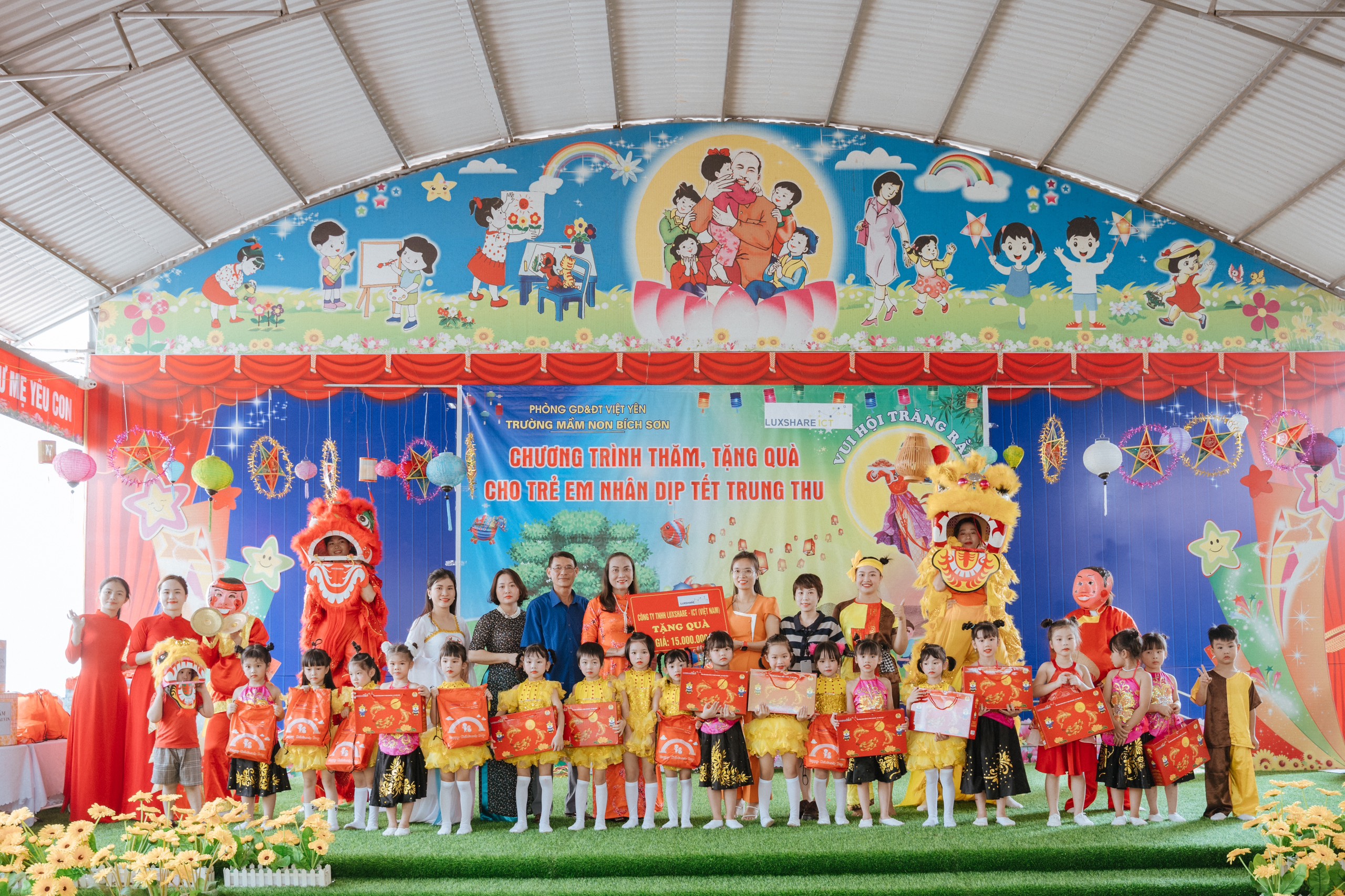 Công đoàn Công ty TNHH Luxshare-ict (Việt Nam) tặng quà cho trẻ em khó khăn trên địa bàn huyện...