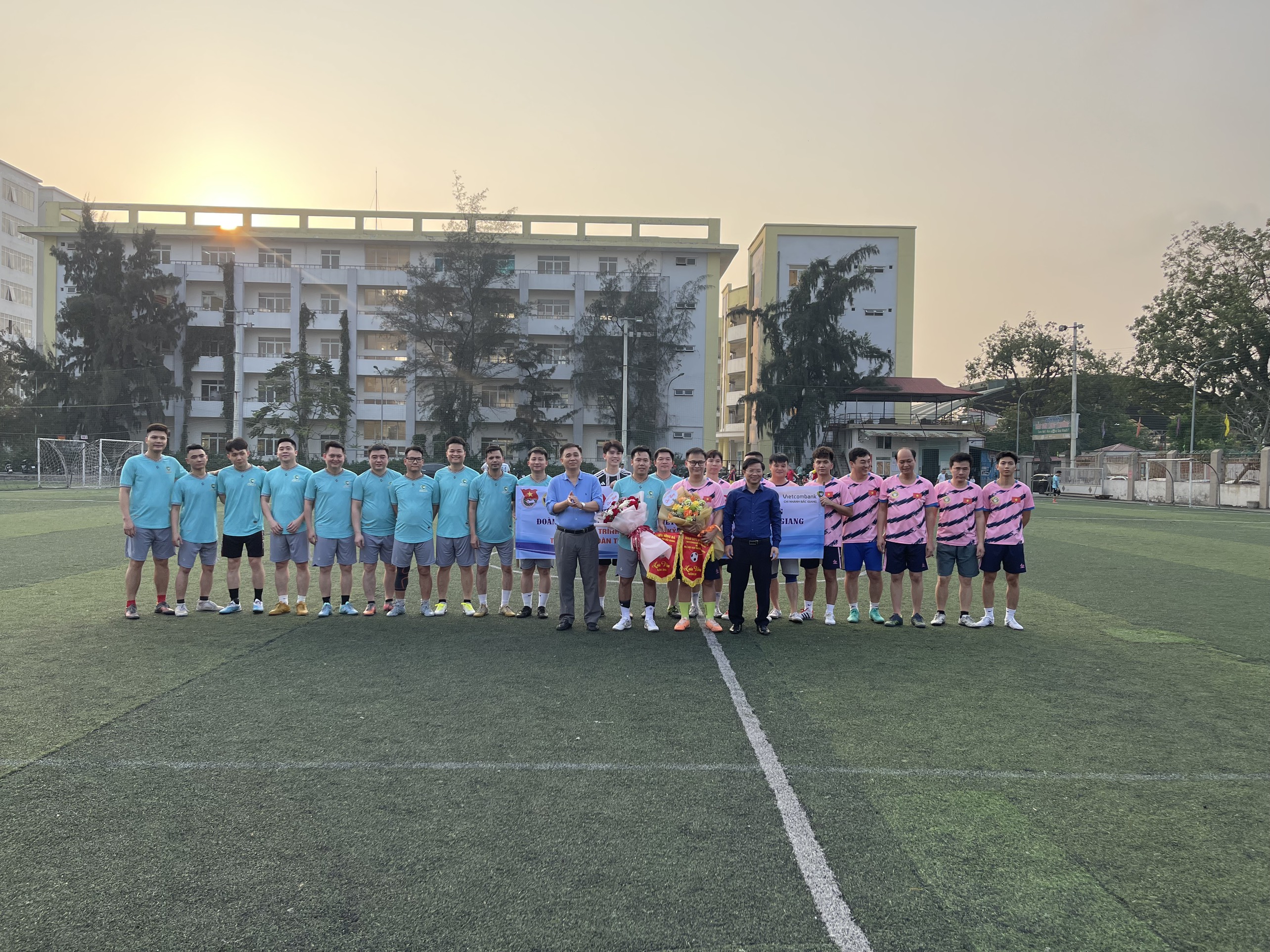 Giao lưu bóng đá giữa Đoàn thanh niên Ban Quản lý các KCN và Đoàn thanh niên Vietcombank Bắc...