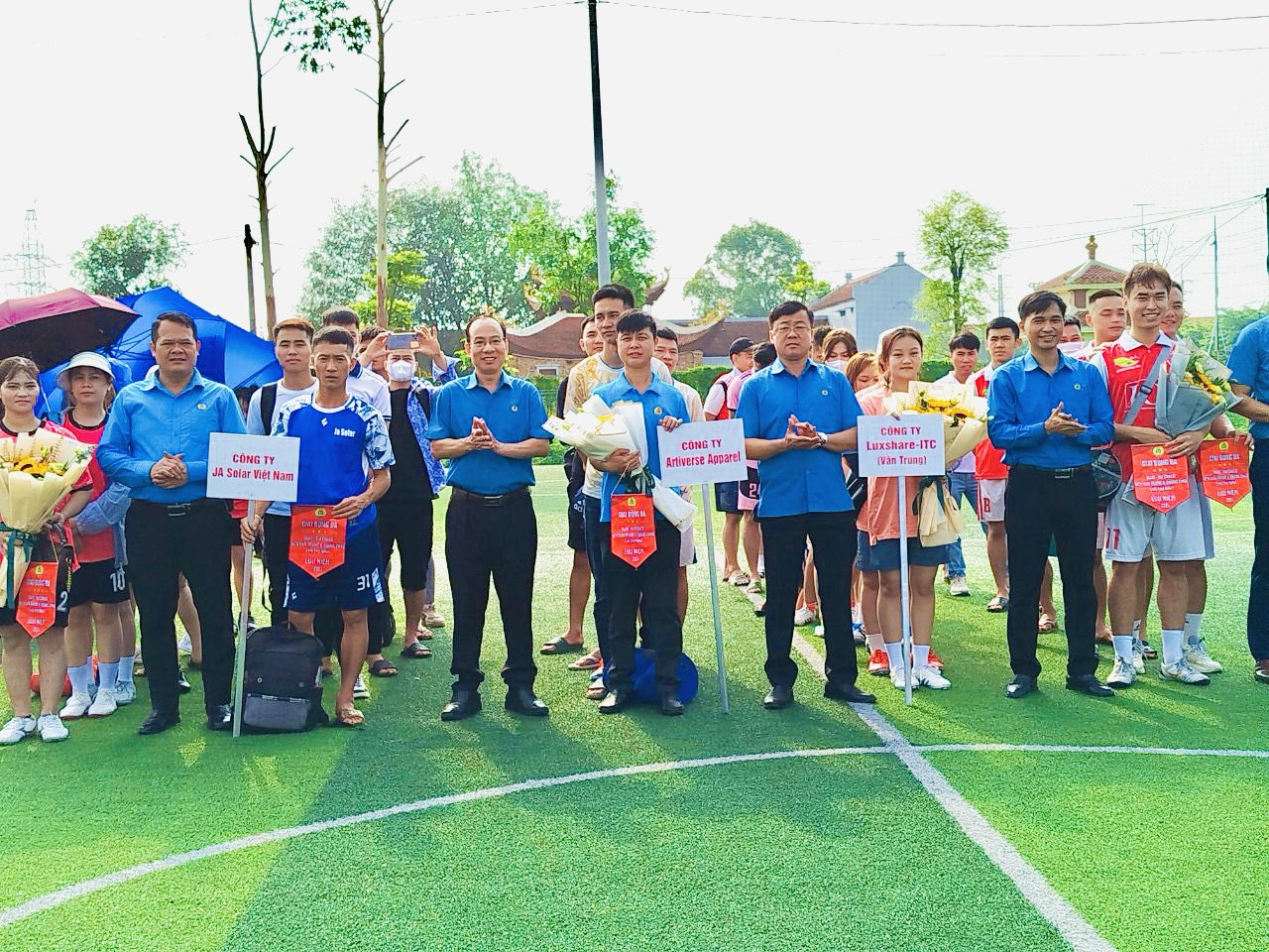 Khai mạc giải bóng đá công nhân viên lao động trên địa bàn KCN Quang Châu và KCN Vân Trung lần...