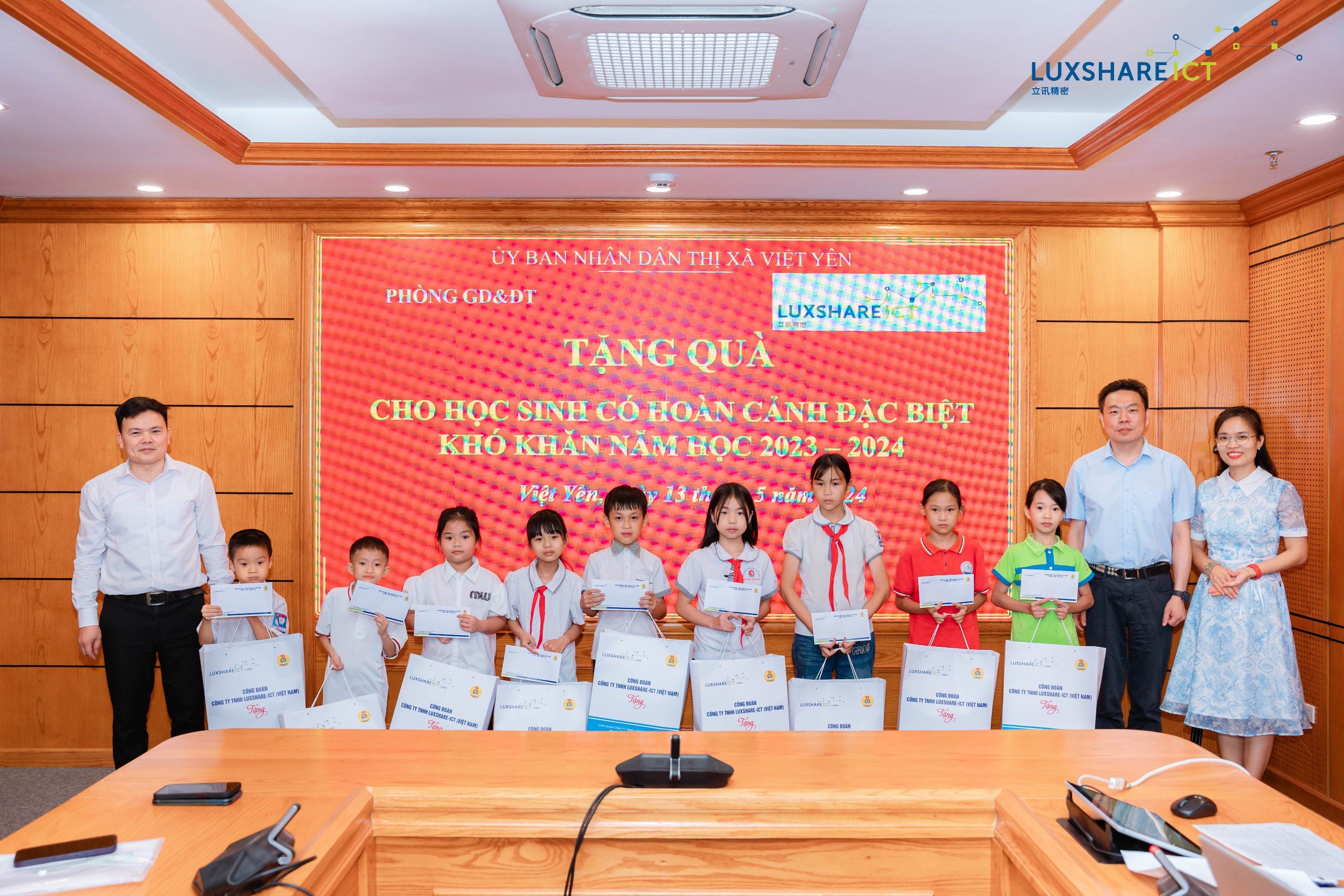 Công ty TNHH Luxshare-ICT (Việt Nam) tặng quà cho các em học sinh có hoàn cảnh khó khăn năm học 2023 -2024 trên địa bàn Thị xã Việt Yên