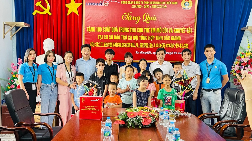 Công đoàn công ty TNHH Luxshare – ICT (Việt Nam)  tặng quà Trung thu cho các bé tại trung tâm bảo...